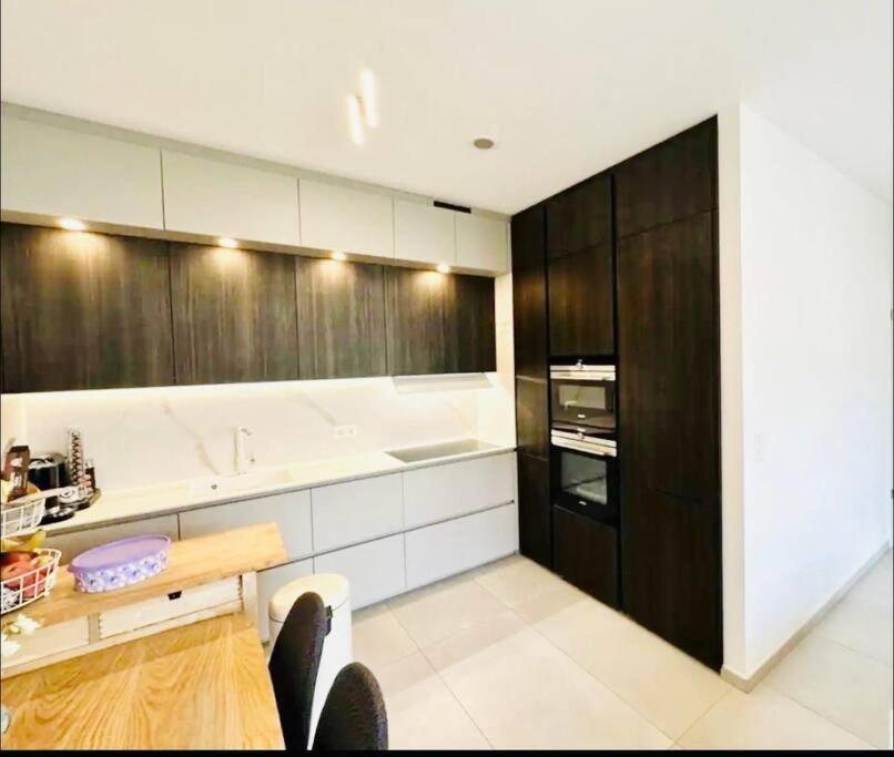 Charming 2 Bedrooms Flat *